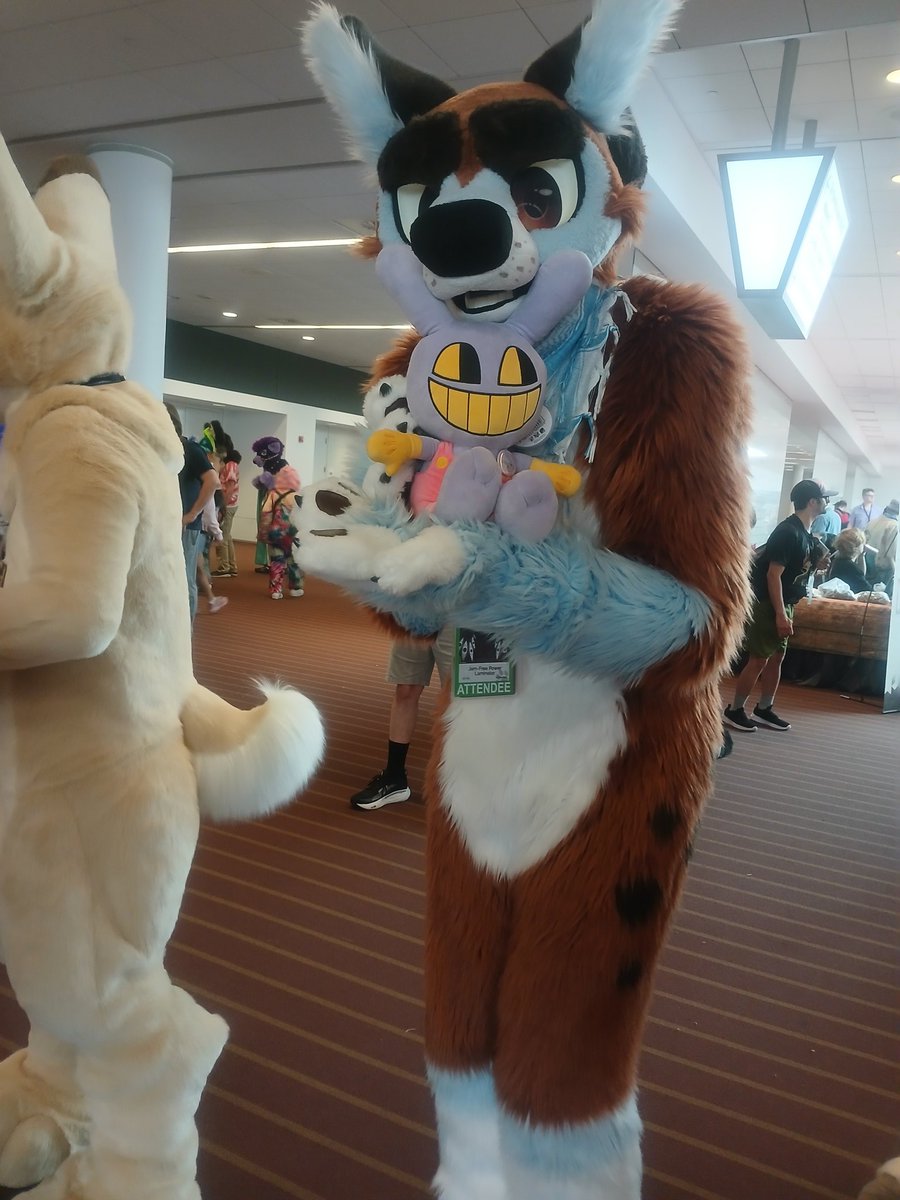 MaxamilionTeFox's tweet photo. @MikehLongLegs @AridTheCat @MaestroIgnitex @ShepGoesBlep #fursuit #furry #fursuitfriday https://t.co/5xZqscEJVT