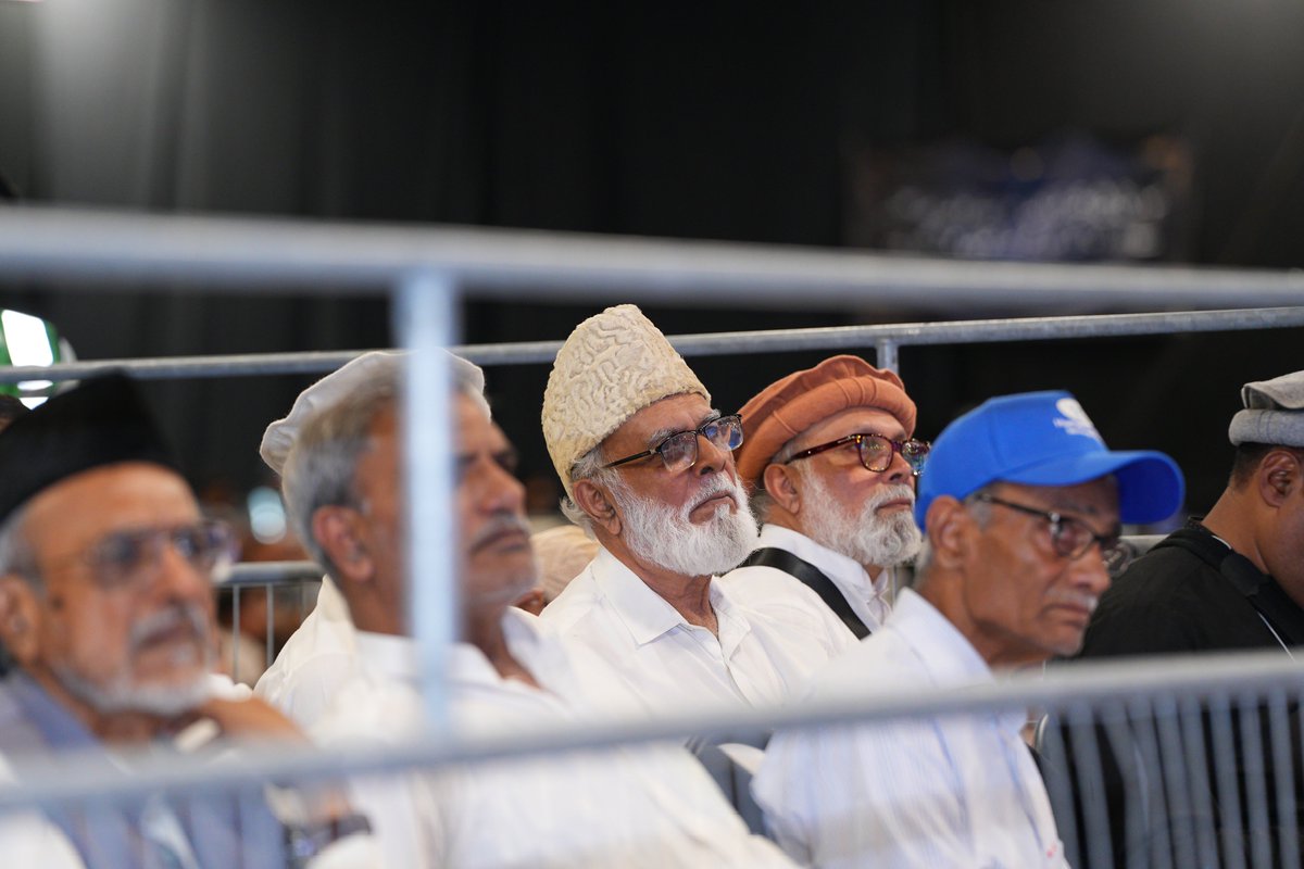 Jalsa_Canada's tweet photo. The eyes filled with tears as Abdul Noor Abid Sahib, Murabbi Silsila, addressed the gathering, relaying the accounts of the acceptance of prayer and how it stands as a powerful, undeniable argument for the existence of God and the truthfulness of Jama'at Ahmadiyya.

#JalsaCanada https://t.co/SgKy7Ufs8P