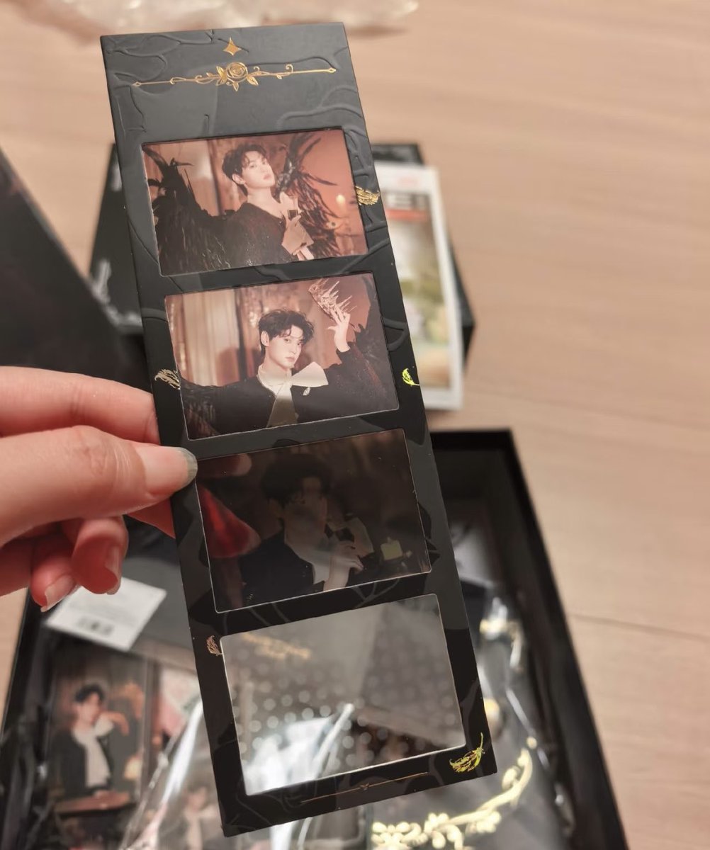 qwertyuioplp99's tweet photo. Clearer view hahaha the fish is from Yueyue’s concert glasses. The one you put on a light it shows fishes. The crown and butterfly is from Leizi’s Mistine merch. There is a 4 panel picture and the last one is just a blank slot with clear film but when you put it on light it shows crown(black) and butterfly (white)