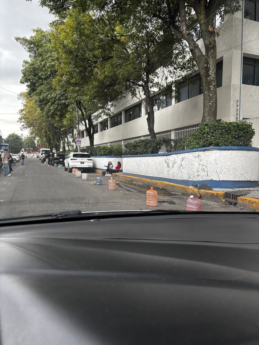pisco27's tweet photo. Un tipo de adueñó de la calle norte 67 a un lado de la UNITEC la llenó de garrafones y no deja estacionarse @SSC_CDMX @UCS_GCDMX @AzcapotzalcoMx https://t.co/zsFJ4hO5bd
