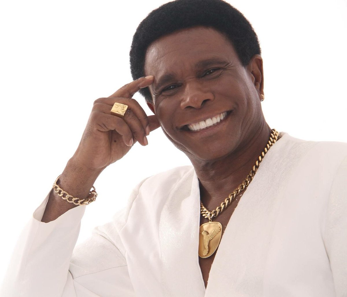 Kamjiverse's tweet photo. This is a 'pardo' man named Neguinho da Beija-Flor.

According to Brazilian geneticists he is nearly 70% white. 

This is either a case of dominant Black genes or racist branquinhos in Brasil are cooking the books to make their population whiter than it actually is. https://t.co/zMdp9rSEAt