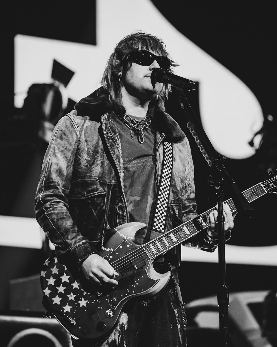 DEATHBAT__Army's tweet photo. They kiss each other like how they kiss their mics https://t.co/XKXepnjRat