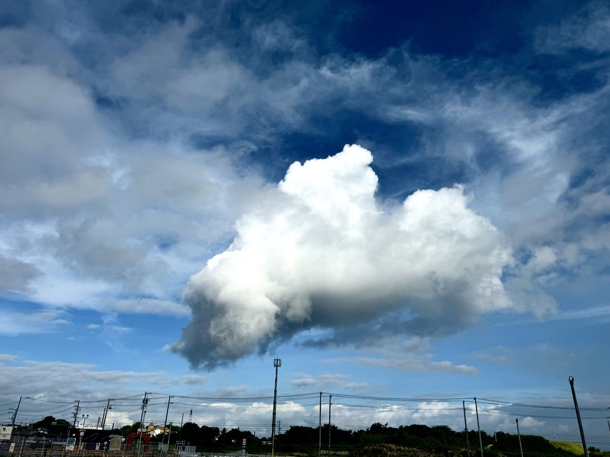 uranus_skygod's tweet photo. おはよーーーーーっす！
昨日と同じ位置にまたポツンとデカい雲☁️
あの下に何かあるのだろうか🤔 https://t.co/JcdseKgBDu