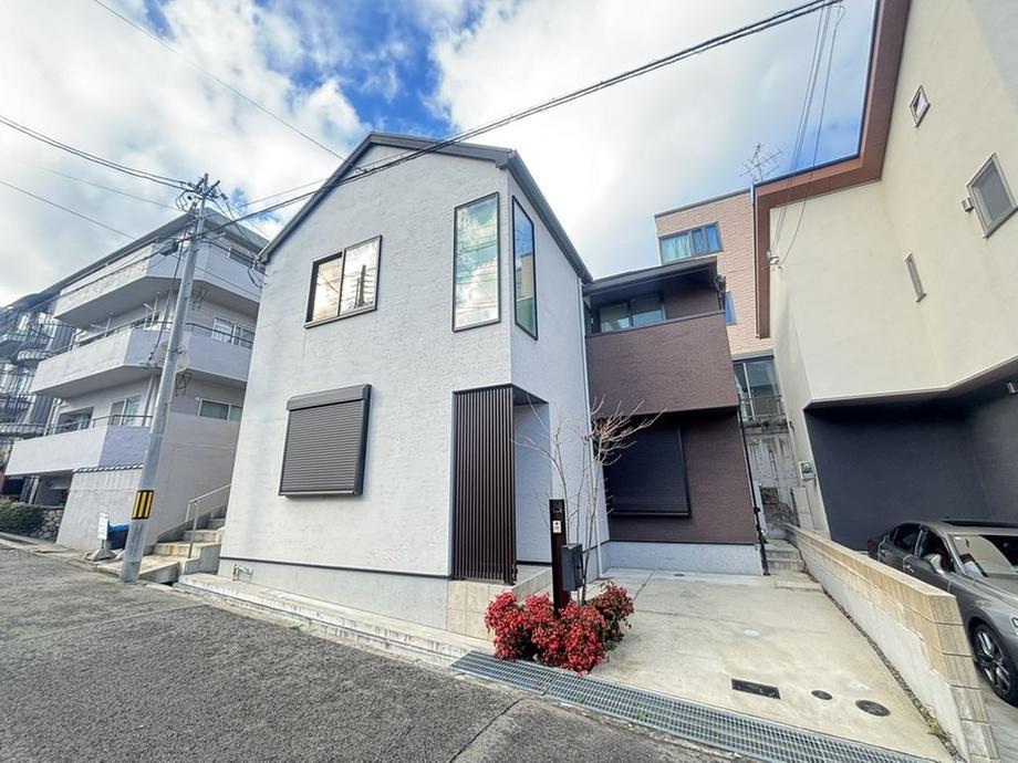 infi_baikyaku's tweet photo. 🏡【実家を売りたい。でも、玄関を開けると荷物がそのままでした】

門戸厄神エリアで、相続した実家の売却相談をいただきました。

親御様が亡くなられた後も、室内には長年使っていた家具や衣類、食器、思い出の品が残っていました。

ご家族は遠方に住んでおり、

✔片付けに何度も通えない
✔何を残すべきか決められない
✔処分費用が分からない
✔片付け後でないと査定できないと思っていた
という状況でした。
まずは室内に荷物が残った状態で物件を確認。
売却準備と家財整理の順番を整理し、ご家族に必要な物を確認していただきながら進めました。

その後、販売を開始。

門戸厄神周辺で戸建を探していた購入希望者から問い合わせが入り、条件を調整して成約しました。

「全部自分たちで片付けてから相談するものだと思っていました。」

空き家売却は、完璧に準備してから相談する必要はありません。

現在の状態を確認し、できることから順番に進めることが大切です。

売却成功事例・相続相談事例・地域情報を
Googleマップ・HP・Instagram・Facebook・Xで毎日更新中🏡

📍Googleマップ
https://t.co/KO79P8XW34

🌐HP（売却成功事例・無料査定）
https://t.co/uOOag1Lpxr

📍Facebook
https://t.co/ZW7kewfv3N
📍X
https://t.co/Tn8Il0Fldd

👉 西宮市不動産売却はインフィニティエステート検索