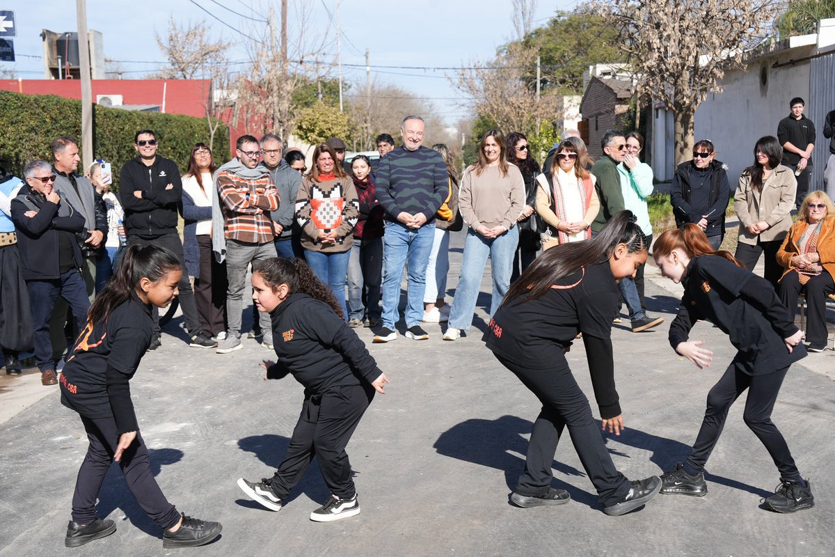 juanpinglese's tweet photo. Inauguración de 21 nuevas cuadras de pavimento en barrio Barrancas del Río.

Cada obra cambia la vida cotidiana de los vecinos: mejora la transitabilidad, brinda más seguridad, revaloriza el barrio y demuestra que, con planificación y trabajo, las transformaciones llegan. https://t.co/CKaYE7ZfYT