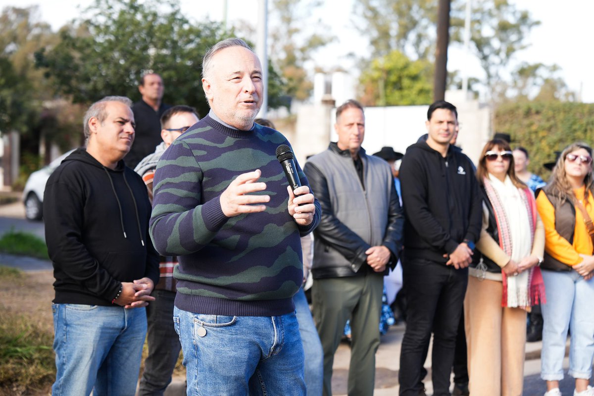 juanpinglese's tweet photo. Inauguración de 21 nuevas cuadras de pavimento en barrio Barrancas del Río.

Cada obra cambia la vida cotidiana de los vecinos: mejora la transitabilidad, brinda más seguridad, revaloriza el barrio y demuestra que, con planificación y trabajo, las transformaciones llegan. https://t.co/CKaYE7ZfYT