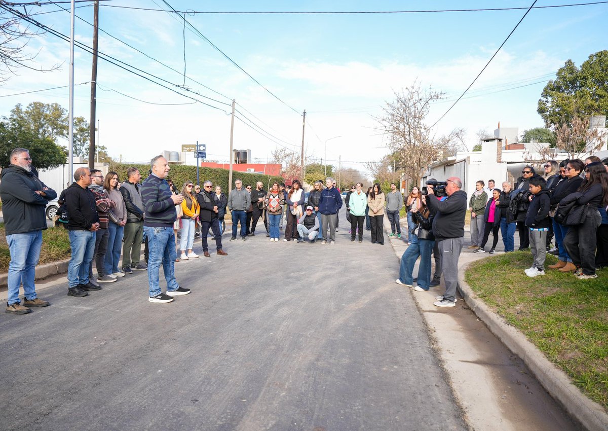 juanpinglese's tweet photo. Inauguración de 21 nuevas cuadras de pavimento en barrio Barrancas del Río.

Cada obra cambia la vida cotidiana de los vecinos: mejora la transitabilidad, brinda más seguridad, revaloriza el barrio y demuestra que, con planificación y trabajo, las transformaciones llegan. https://t.co/CKaYE7ZfYT