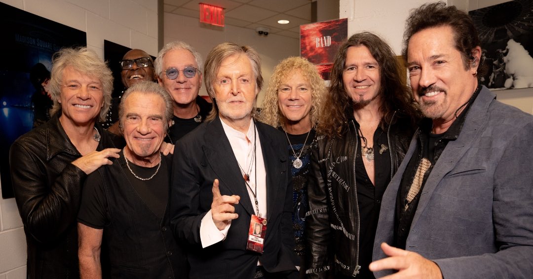 BonJovi's tweet photo. Did this really happen???
Yes, it did 

Night 2

📷: @richfury / MSGE https://t.co/co9we24lrw