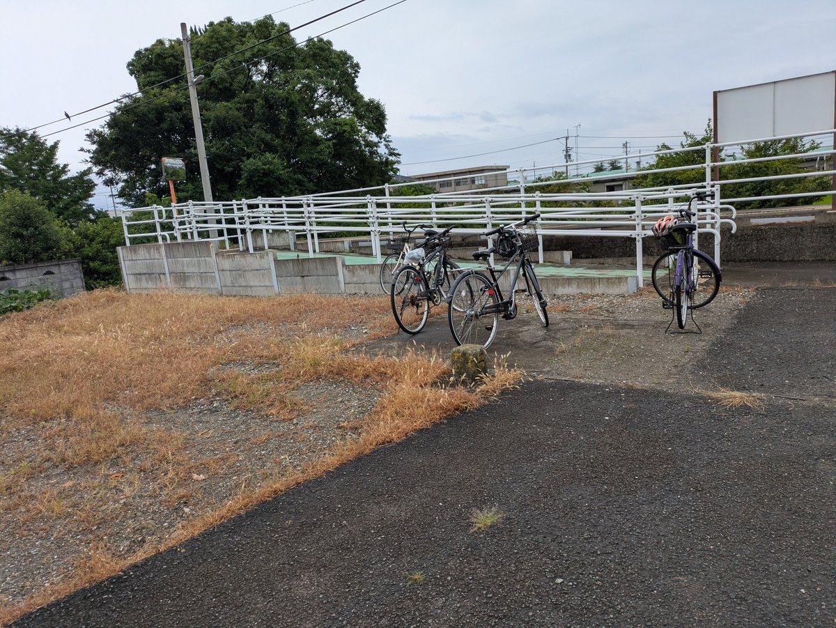 geky3zen's tweet photo. 立道からは一駅鳴門方面に戻って教会前駅で下車。ここも片面ホームの駅舎の無い駅でした。ホーム上にわずかに上屋とベンチがあるのみです。出入口には階段だけではなく、車いす用のスロープも設置されていました。 https://t.co/1mobl7P58g
