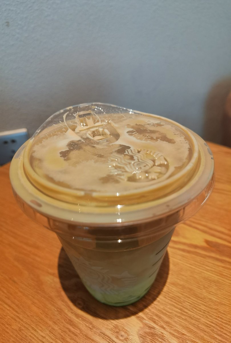 OttoMottoo's tweet photo. Whip up an iced matcha latte in 2 mins! Mix matcha powder + hot water, add ice and oat milk, done.  #QuickDrinks https://t.co/DhoYf11pTE