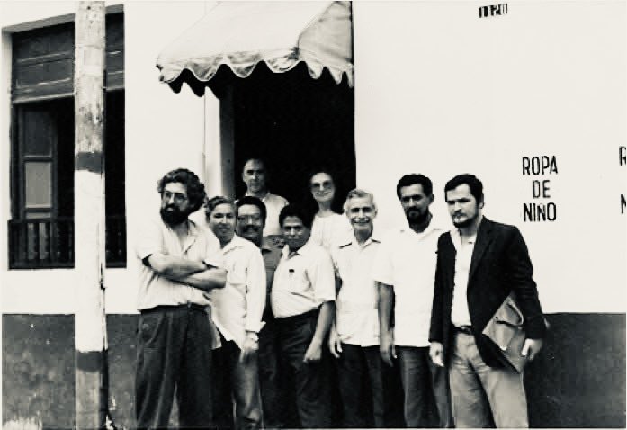 bartleby2666's tweet photo. Rigoberto Paredes, José Adán Castelar, Juan Domingo Torres, José Luis Quesada, César Lazo, Helen Umaña, Nelson Merren, Armando García y Rafael Rivera (posan frente a Paradiso en 1997, año en que Merren vino a recibir el Premio Nacional de Literatura “Ramón Rosa”) https://t.co/4HrZGK7CM7