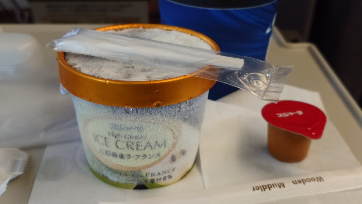 samtiva's tweet photo. 東京へ向かう新幹線がSparkling Dreams Shinkansenでしたが、座った席では車内装飾はナシでした。
ナシと言えばケンミンSHOWで山形県はラ・フランスと聞いたので、見かけて買ってしまいました。 https://t.co/YvrI7Rkd6x