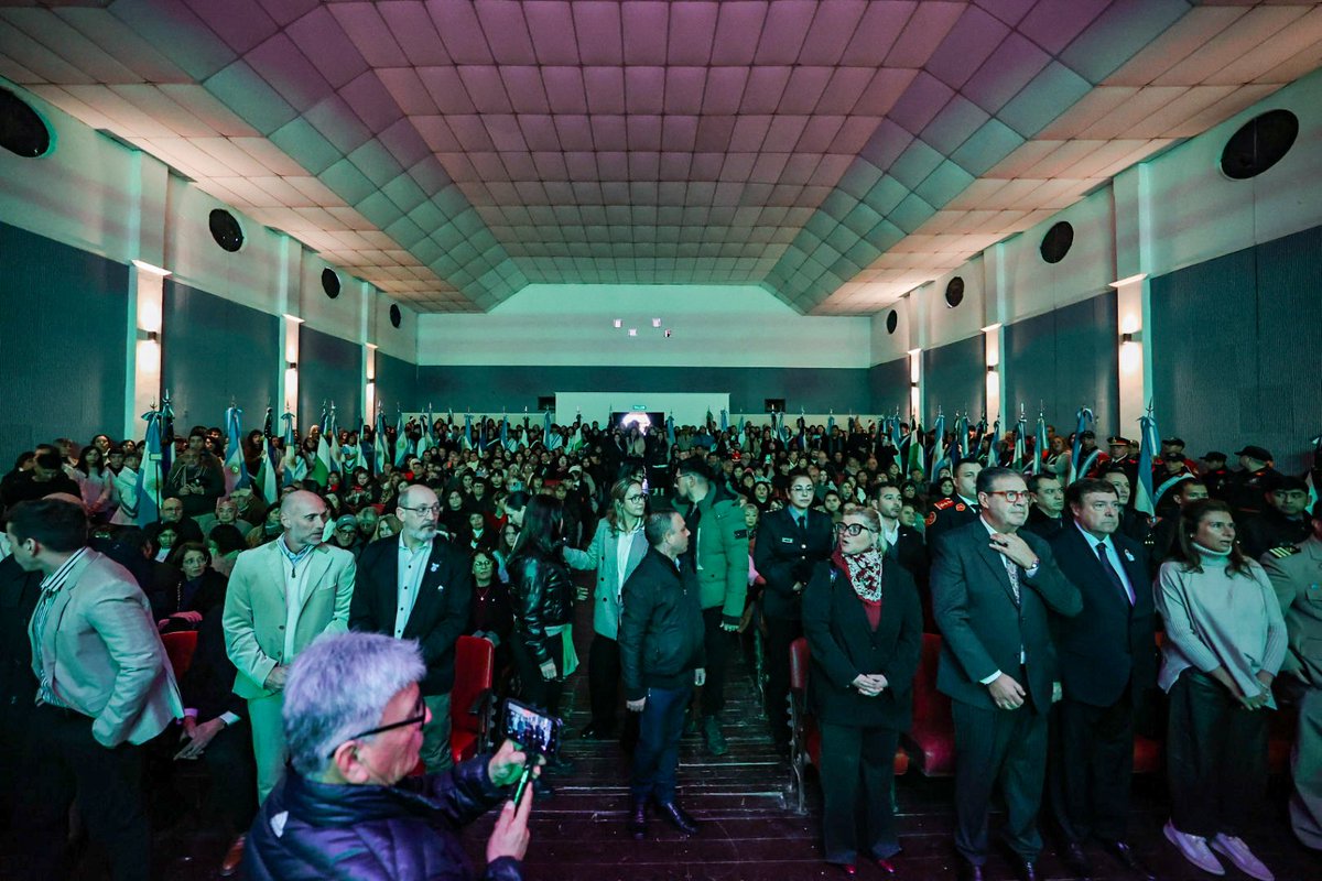 WeretilneckOK's tweet photo. SAN ANTONIO OESTE, PROTAGONISTA DE LA NUEVA ARGENTINA

En el 121° aniversario de San Antonio Oeste, junto al Intendente Adrián Casadei, anunciamos nuevas inversiones provinciales para acompañar el crecimiento de la ciudad y mejorar la vida de más de 1.100 familias.

Destinamos más de $279 millones para ampliar la red cloacal y llegar a 864 hogares, y otros $93 millones para continuar la infraestructura eléctrica de 232 lotes del barrio 115° Aniversario.

San Antonio Oeste tiene un enorme futuro. Por su ubicación, su puerto y su vínculo con los grandes proyectos energéticos y productivos, será uno de los puntos centrales de la nueva Argentina que produce, exporta y se conecta con el mundo.

Ese futuro no empieza de cero. Se construye sobre las bases que dejaron los pioneros, los primeros pobladores y cada generación que hizo crecer esta comunidad. Nuestro reconocimiento es también el compromiso de seguir trabajando para que las próximas generaciones encuentren una ciudad con más oportunidades, más servicios y más desarrollo.

Provincia y Municipio estamos trabajando juntos para transformar ese potencial en obras concretas y en una mejor calidad de vida para cada vecino.

Sabemos que falta. Pero definitivamente este es el rumbo.
