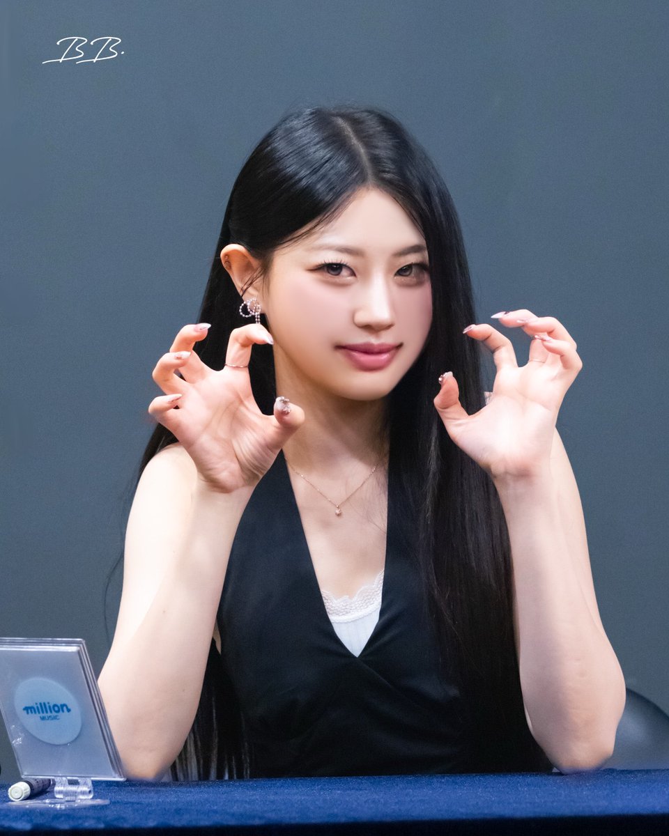 bbaaan0's tweet photo. 260710 밀리언뮤직 대면팬싸 HQ
#크레이즈엔젤 #CrazAngel
#솔미 #SOLMI https://t.co/o3ZXN9Atyc