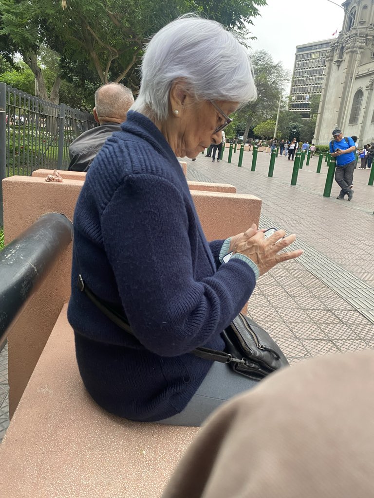 ajamsoyyo's tweet photo. Se me ha sentado una abuelita de la nada a mi costado y Justo extraño mucho a mi abuelita https://t.co/nBzkmAlWXK