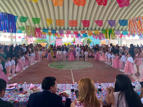 AlexNavarroNR's tweet photo. #FelizViernes 
Hoy es un día de alegría y orgullo en el preescolar Tlacaelel, en Cuautitlán Izcalli. 
https://t.co/rvzwokDMKK
#AntorchaEsEducacion #Edomex https://t.co/xTwWzPacXM
