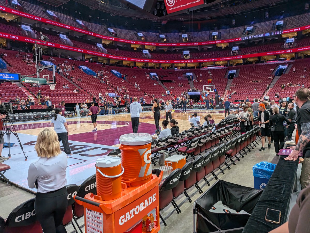 goldnbuckets's tweet photo. / first ever WNBA GAMEEEE. https://t.co/PgWhQYnrUB