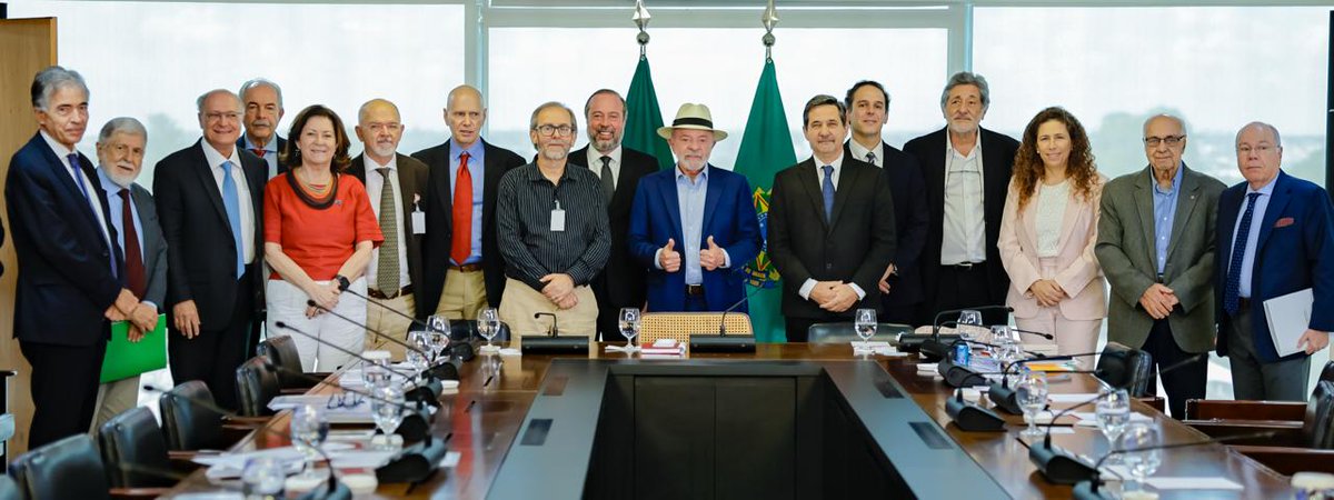 LulaOficial's tweet photo. As terras raras e os minerais críticos têm papel estratégico no futuro do Brasil.

Hoje, nos reunimos com ministros e especialistas para discutir caminhos que fortaleçam o aproveitamento dessas riquezas, gerando mais desenvolvimento, inovação, empregos qualificados e soberania para o nosso país.

O Brasil não quer apenas exportar matéria-prima. Quer agregar valor, investir em tecnologia e exportar inteligência.

📸@ricardostuckert