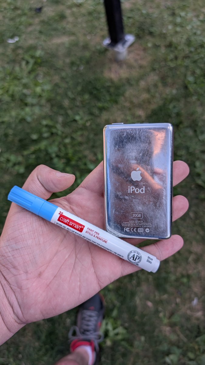 CuriousDowg's tweet photo. @bbnomula if ever you see this, i got an iPod for you to sign tonight 👀 https://t.co/etjVpIwtDA