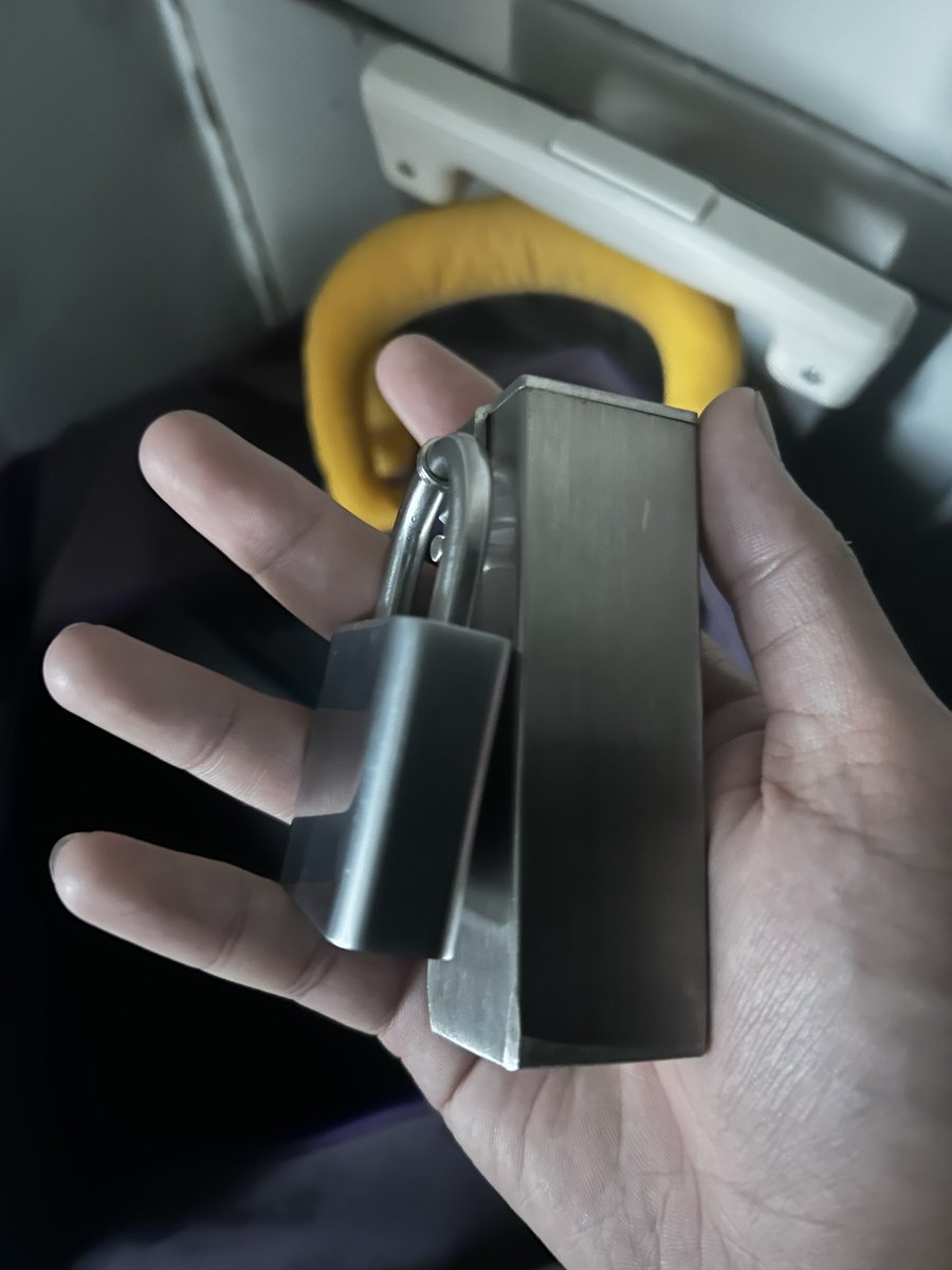 XEYEE7444's tweet photo. 等导尿管到货了挑战戴锅盖一个星期，有没有想来监督管理的😋，有一个役次元锁盒，锁是孤锁 https://t.co/H2T3HUf3dY