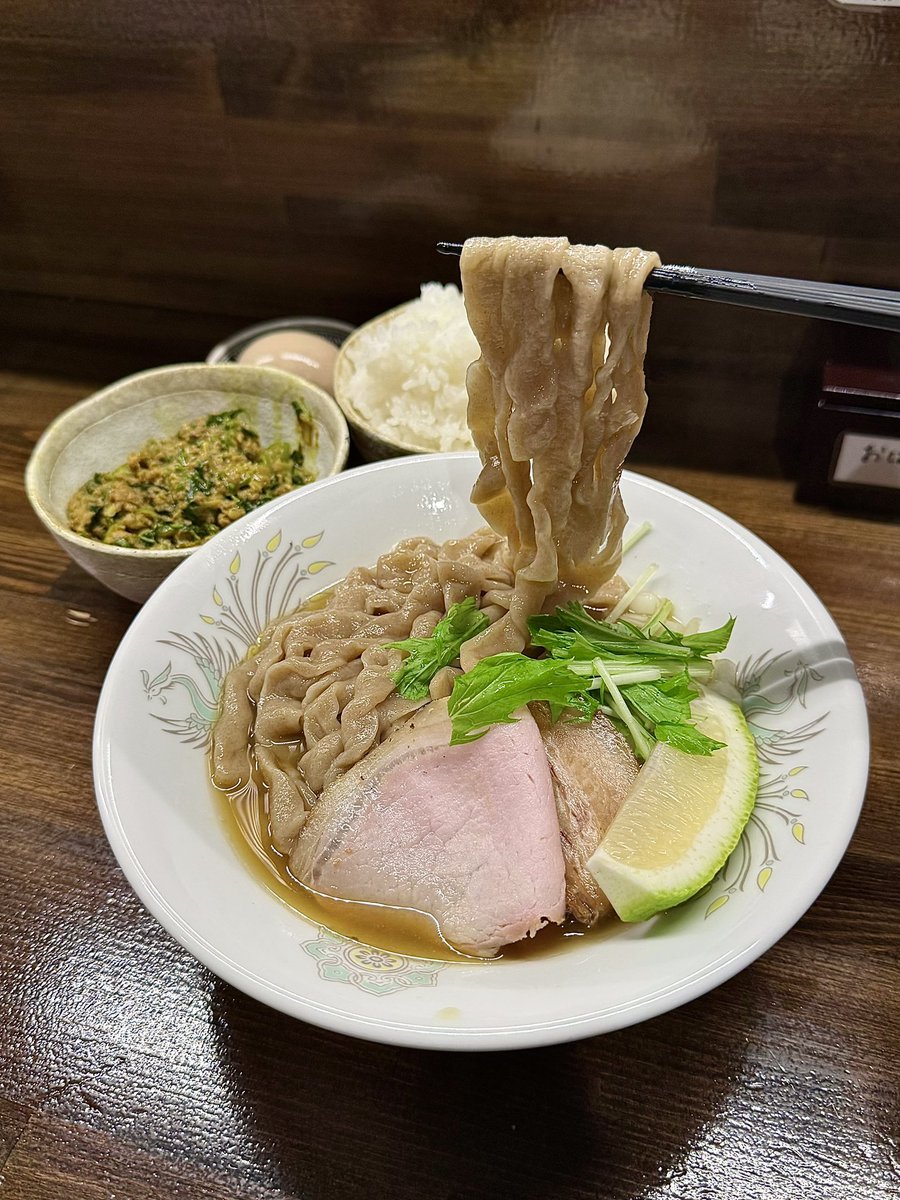EZGMuuoqLUabEf7's tweet photo. 新在家 麺や 一芯 さん
『カレーまぜそば 煮干しだし+極太麺 牛豚ミンチとパクチーのヨーグルトカレー』味玉 ごはん大
本来カレーまぜそばだがクリアで香ばしいバチバチ煮干しと極太麺がめっちゃ好みで凄く美味しく別器カレー投入せず完食する失態😅💦
カレーはごはんと食べそれはそれで最高でした💙 https://t.co/bpQvyNguGB