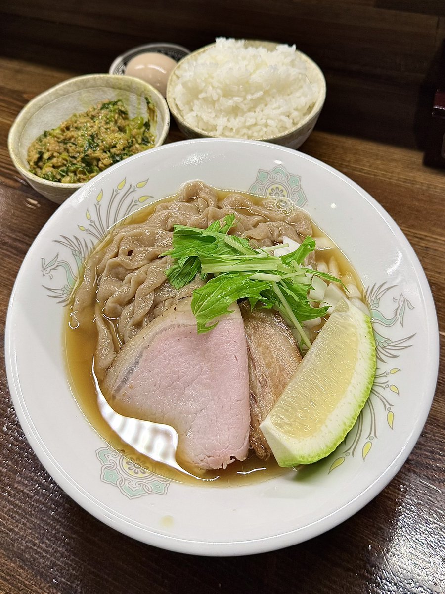EZGMuuoqLUabEf7's tweet photo. 新在家 麺や 一芯 さん
『カレーまぜそば 煮干しだし+極太麺 牛豚ミンチとパクチーのヨーグルトカレー』味玉 ごはん大
本来カレーまぜそばだがクリアで香ばしいバチバチ煮干しと極太麺がめっちゃ好みで凄く美味しく別器カレー投入せず完食する失態😅💦
カレーはごはんと食べそれはそれで最高でした💙 https://t.co/bpQvyNguGB