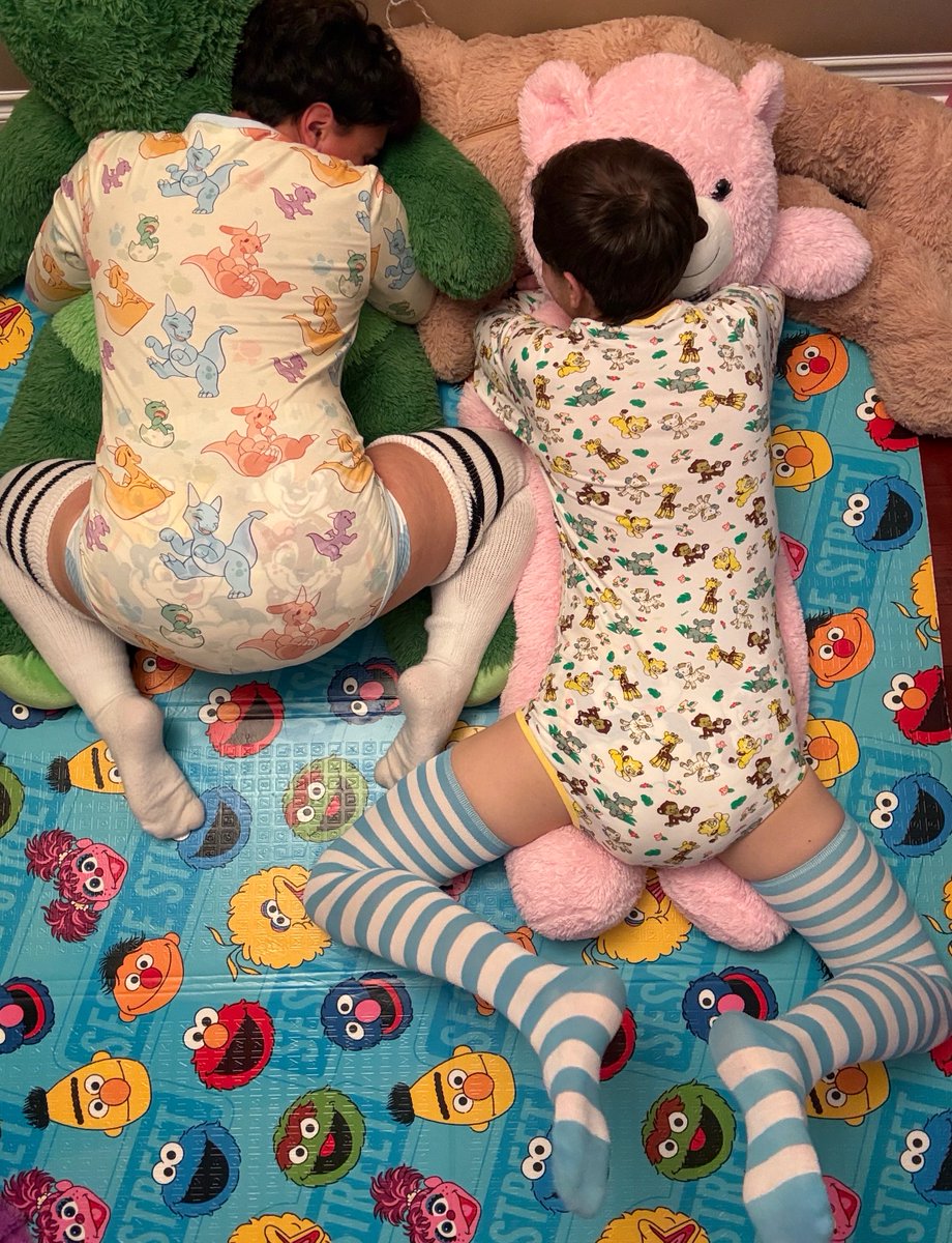 LittleLuca38804's tweet photo. Always snuggle your baby brothers!

@diaperboy4humi1 :3

#abdl #diaperboys #diapers https://t.co/vpmKbFX6PL