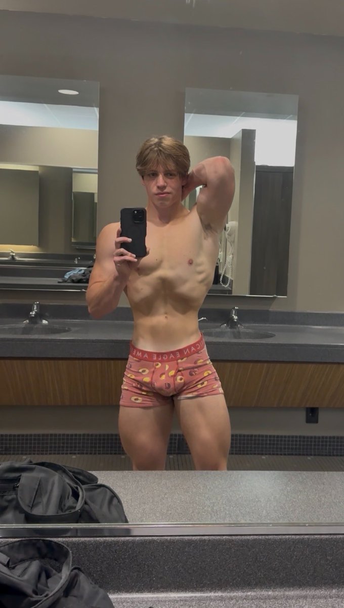 NoahAltensee's tweet photo. I can’t stop getting bigger.. am I too big? https://t.co/9gvNXSwmeb