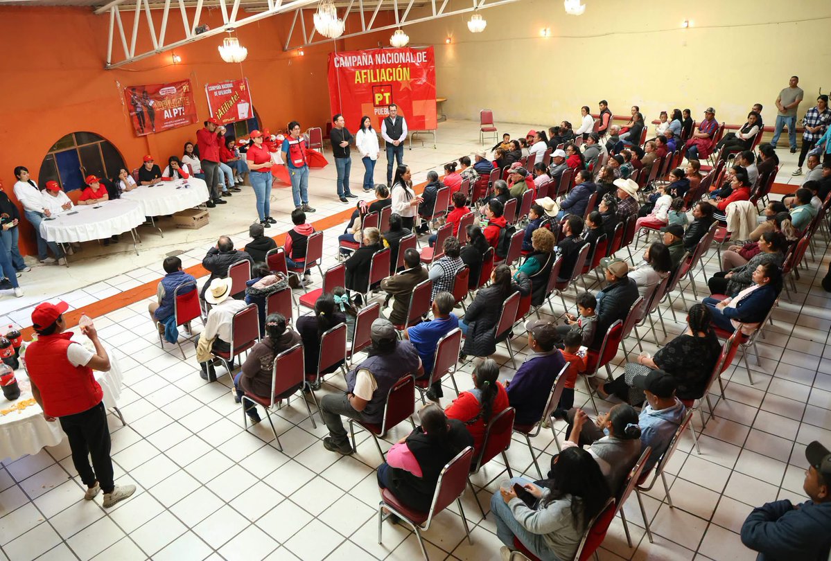 valkiriaonline's tweet photo. 🤝 La Senadora de la República, Liz Sánchez, encabezó un encuentro con habitantes de Santa Rita #Tlahuapan, donde destacó la importancia de la organización ciudadana para impulsar el bienestar de las comunidades.
Durante la reunión, acompañada por Vidal Roa Benítez y Beto Roa, reafirmó que el Partido del Trabajo continuará recorriendo los municipios poblanos para escuchar a la población, fortalecer la participación ciudadana y trabajar en favor de más oportunidades, justicia social y bienestar para las familias de Puebla.
@LizSanchezSM; @laura_roldn
#ValkiriaOnLine®