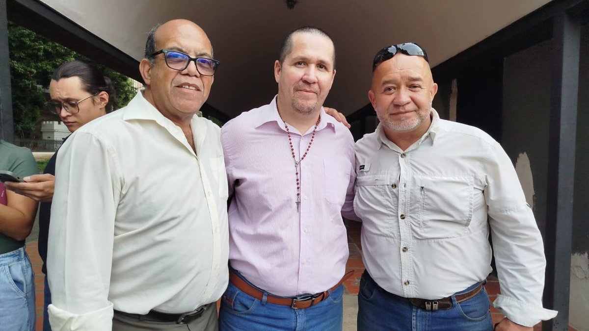 TAMARA_SUJU's tweet photo. #Venezuela.  Excarcelados los presos politicos Abogado Ricardo Cariel y Jackson Vera.   Ricardo Cariel habia sido arbitrariamente detenido en Agosto del 2022.  Habian permanecido detenidos en El Helicoide desde su detencion y hace poco los trasladaron a La Planta 

Ellos nunca debieron estar presos‼️
@caponte496
@jeanc_cariel