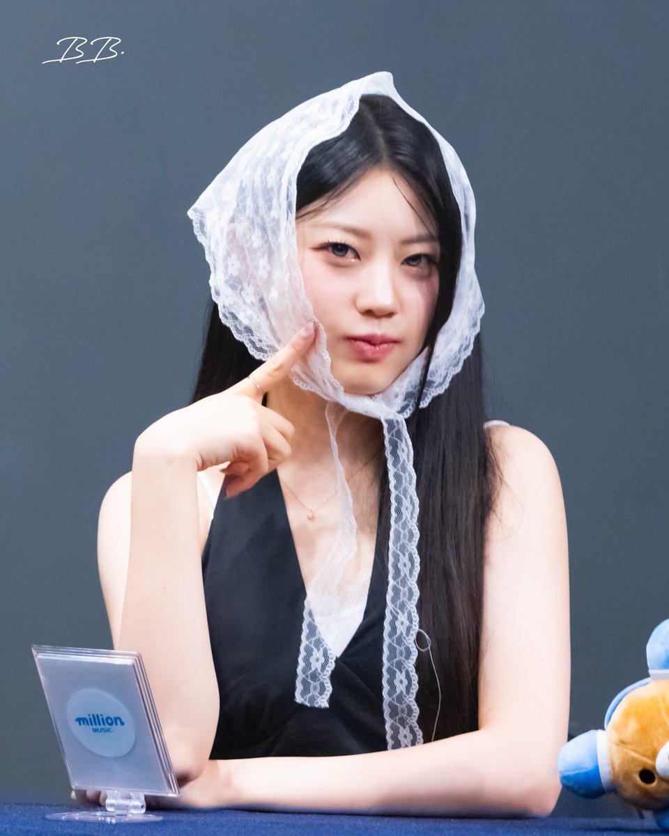 bbaaan0's tweet photo. 260710 밀리언뮤직 대면팬싸 HQ
#크레이즈엔젤 #CrazAngel
#솔미 #SOLMI https://t.co/kIbvh9JGeD