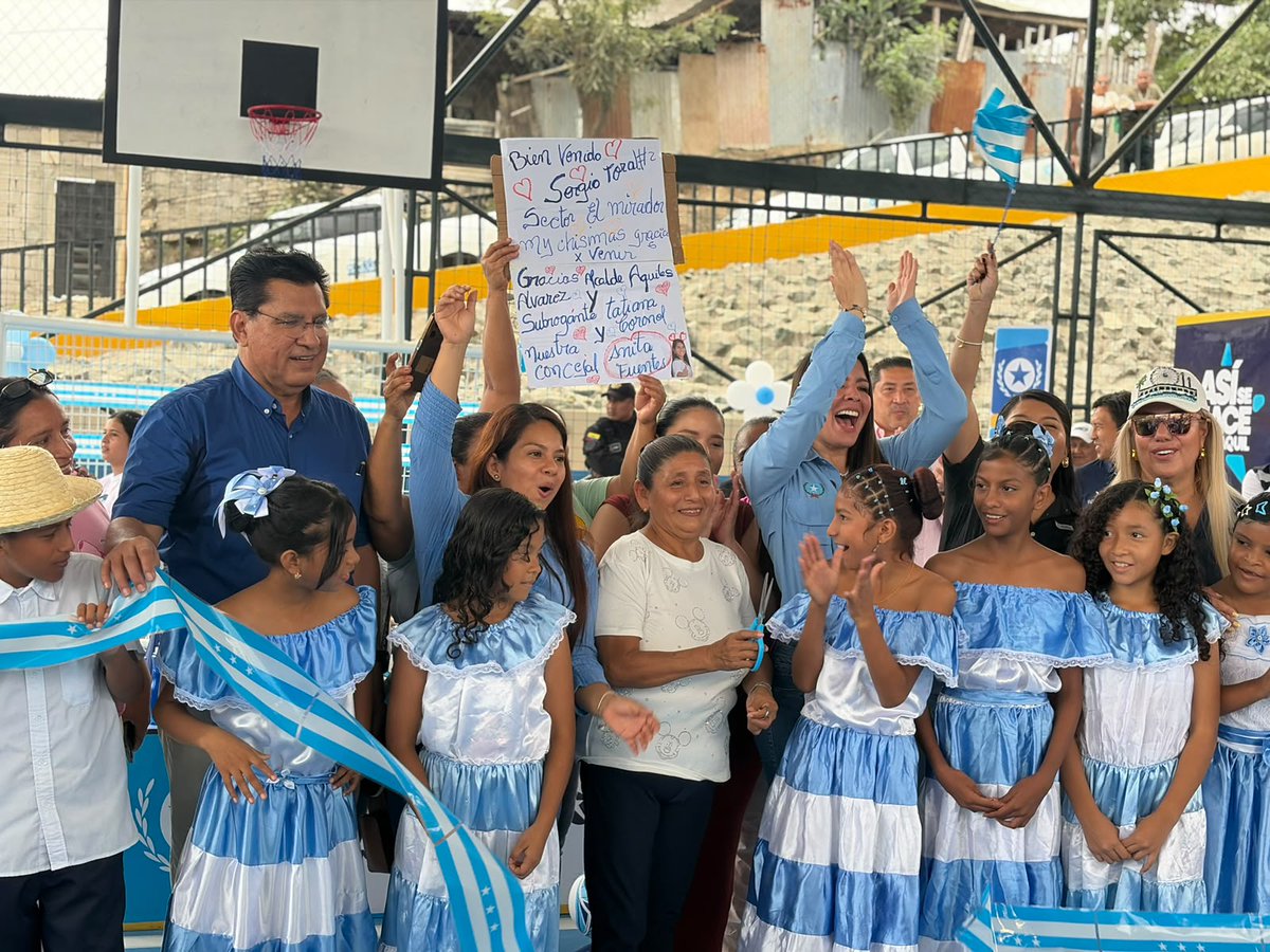 Ana_FuentesC's tweet photo. Qué emoción ver a las familias de Sergio Toral 2 estrenar su nuevo parque y cancha 🥳🛝⛹🏻‍♀️

Lo que nuestro alcalde Aquiles Alvarez prometió, hoy es una realidad. Junto a la Alcaldesa (S) Tatiana Coronel inauguramos esta hermosa cancha con techado y un nuevo parque con https://t.co/n1L1CbHVqr