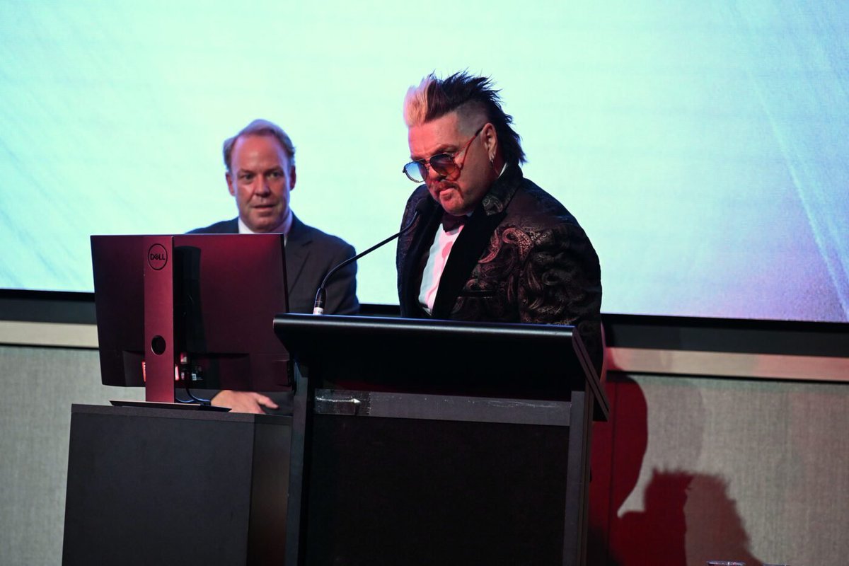 MattSynix's tweet photo. My accepting my award https://t.co/3KBkjrfBKN