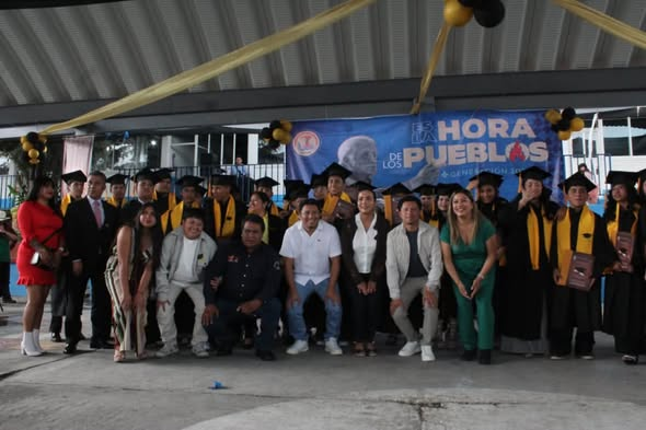 AlexNavarroNR's tweet photo. #FelizViernes 
Se llevó a cabo la ceremonia de graduación de 35 jóvenes de la Secundaria "Pedro Moreno" ubicada en Huixquilucan, quienes culminaron con éxito su educación básica.
https://t.co/2i000Lyi0R https://t.co/MKpfmJVOzi
