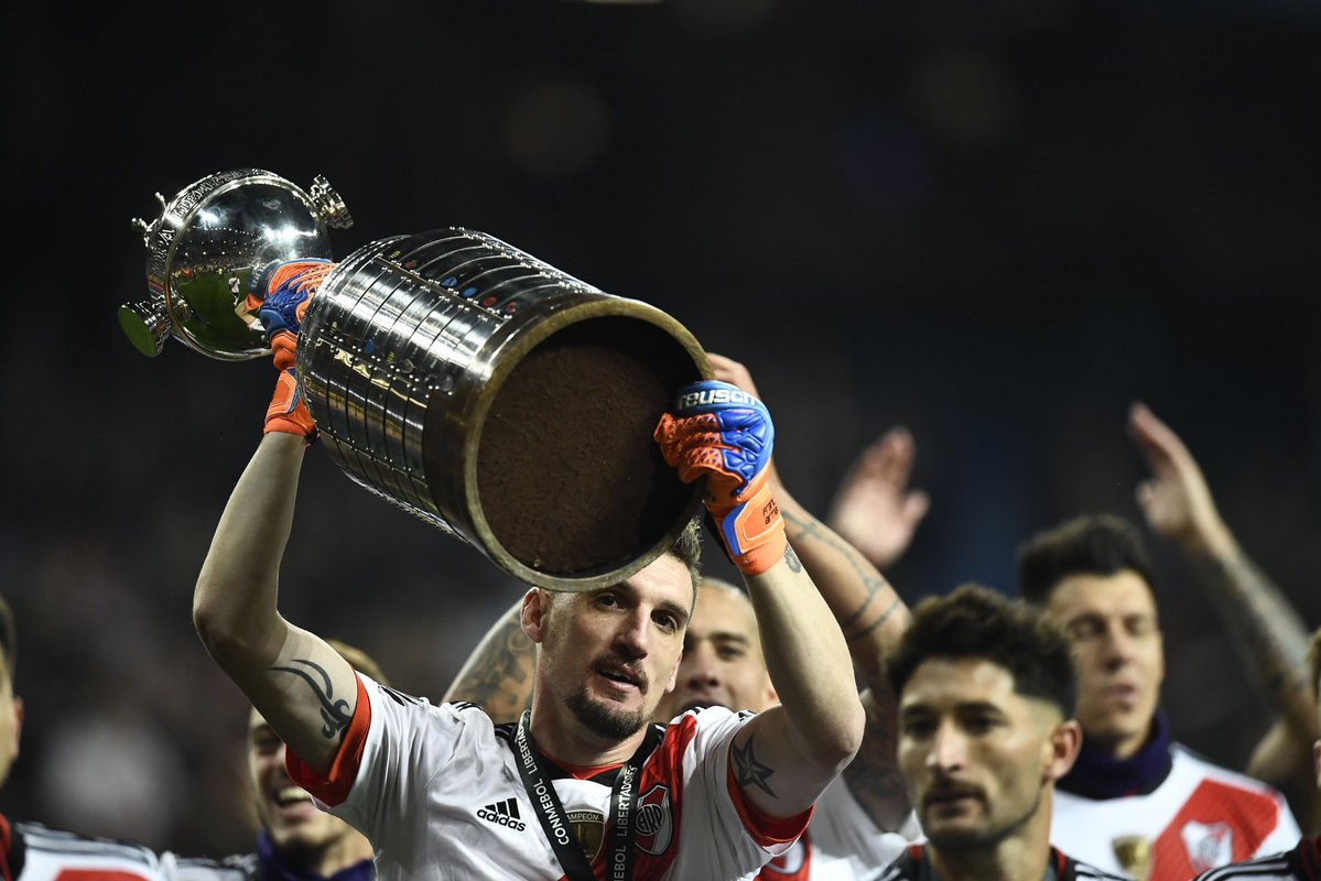 NotBedd_'s tweet photo. Nuestra historia debe continuar en caminos separados pero jamás borrarse.

Franco, llegaste en un momento trágico para el arquero de River, tuviste que estar a la altura del arquero de la infancia de muchos y mierda que lo estuviste.

Llegaste saliendo campeón contra Boca y fuiste vital todos estos años, hasta en tus puntos más bajos de rendimiento pudiste salvarlos.

Es sano y normal pasar página pero las páginas anteriores jamás se borrarán, muchas gracias por todo.