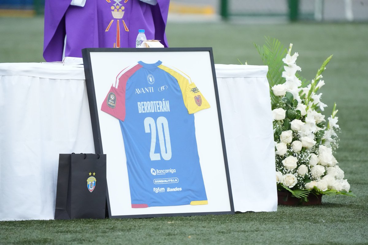 ImpactoVE's tweet photo. ⚽ UCV FC RETIRA EL DORSAL 20 EN HOMENAJE A YIMVERT BERROTERÁN

El @UCVFCOFICIAL anunció el retiro del dorsal número 20 en homenaje al futbolista Yimvert Berroterán, quien falleció en La Guaira tras los terremotos del 24 de junio.

Berroterán, de 18 años, también defendió la camiseta de la Vinotinto en sus categorías inferiores