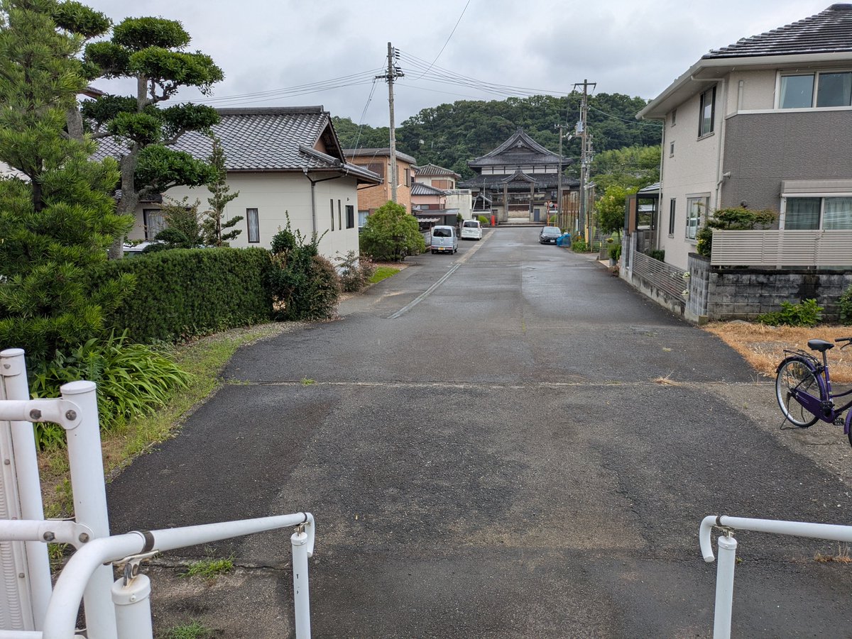 geky3zen's tweet photo. 教会前駅周辺。ここも住宅地と田園地帯が入り混じったのどかな場所でした。商業施設などは見当たりませんでした。駅名から近くにキリスト教の教会があるのかなと思っていましたが駅前の道をまっすぐ進んで突き当たりにあったのは天理教の教会でした。これはこれで立派な建造物でした。 https://t.co/cXRMU4JemG