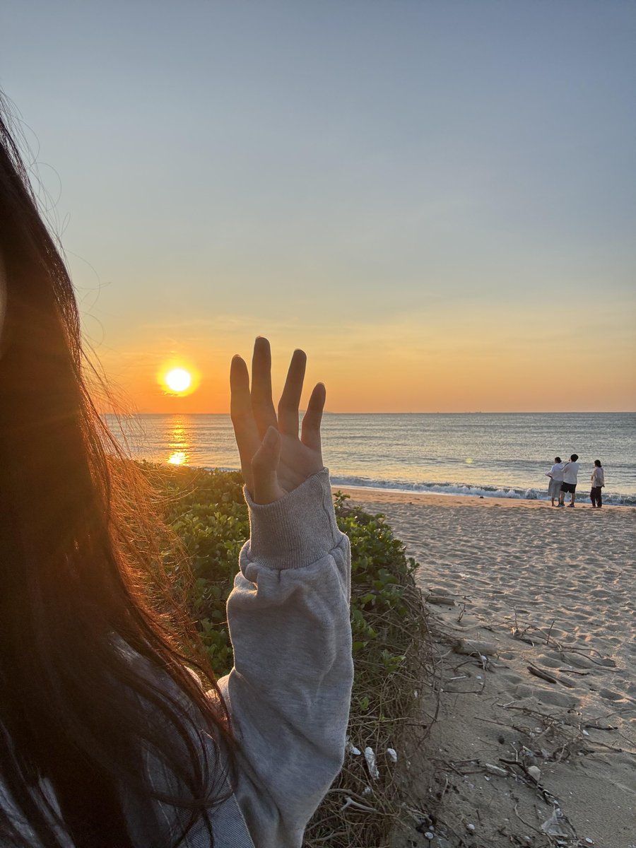 CarinaRoloff's tweet photo. Sipping iced coffee while the sun sets u0026 a good playlist on—this is the perfect kind of slow, sweet evening. ， https://t.co/CdH6szSIcN