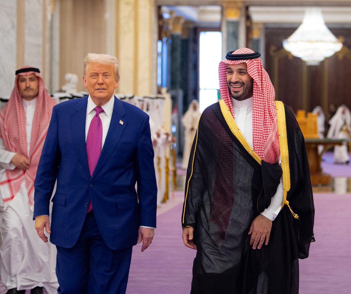 AJELNEWS24's tweet photo. عاجل 🔴 

تلقى صاحب السمو الملكي الأمير محمد بن سلمان بن عبدالعزيز آل سعود ولي العهد رئيس مجلس الوزراء، اتصالًا هاتفيًا اليوم، من فخامة الرئيس دونالد ترمب رئيس الولايات المتحدة الأمريكية.

 وجرى خلال الاتصال استعراض علاقات التعاون بين المملكة والولايات المتحدة الأمريكية وسبل دعمها في عددٍ من المجالات، وبحث عدد من القضايا الإقليمية والدولية وتبادل وجهات النظر بشأنها.

 كما جرى خلال الاتصال استعراض التطورات الراهنة في المنطقة، بما في ذلك المحادثات بين الولايات المتحدة الأمريكية والجمهورية الإسلامية الإيرانية، وقد جرى التأكيد على أهمية أمن الملاحة والممرات البحرية، ودعم كل ما يسهم في تحقيق الأمن والاستقرار في المنطقة.