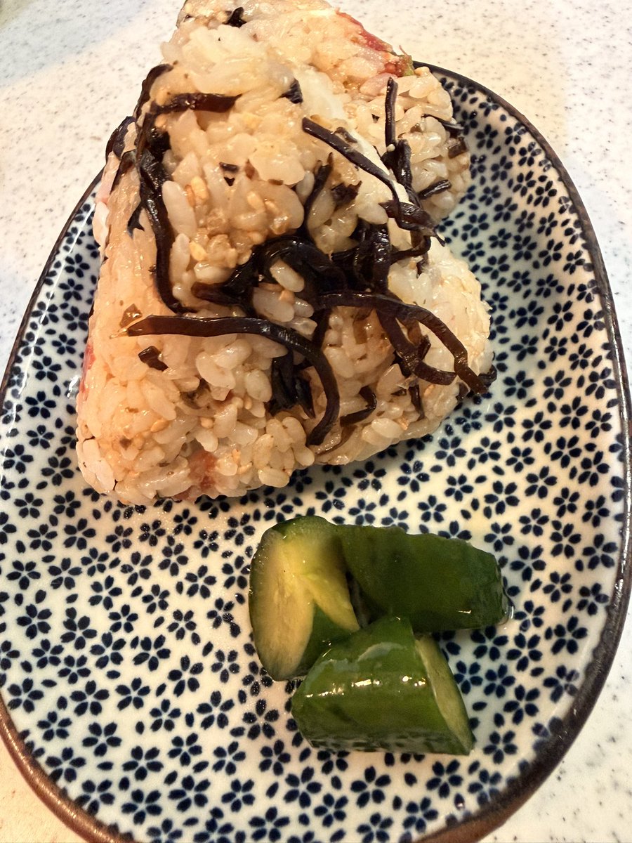 usagitaro12's tweet photo. おはようございます。昨日は暑かった💦
今日は出勤一人だけど、ラーメンを食べるとの事でお弁当なし。

朝ごはんもおにぎり🍙

クリームチーズにいりごま、しそ昆布におかか、梅干しと大葉。我が家の一番人気です꒰ ྀི ∩⸝⸝∩ ꒱♥︎

#おむすび
 #紫陽花 https://t.co/tRDhnsSS3L