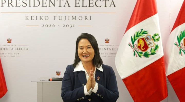 Victor27547416's tweet photo. Hablando en serio y aunque parezca sarcasmo, les dejo algunas cosas buenas que ya nos está dejando tener a Keiko de presidenta:

1_ En el 2031 nos libraremos de tener que elegir nuevamente entre Keiko y otro espantoso candidato que nos impongan los antifujimoristas, tal como los vienen haciendo desde el 2011.

2_ Ahora todos los idiotas que le echaban la culpa al Congreso de todos los males del Perú, sabrán de una manera u otra que el verdadero responsable que el país mejore es el PODER EJECUTIVO, osea el presidente y los ministros, porque ahora todos le echaran la culpa a ella y se olvidarán del Congreso, acuérdense de mí. 

3_ Por fin Keiko demostrará si esta capacitada para ejercer la presidencia, si lo hace mal y se le ocurre volver a postular no sacará ni un 5% de los votos y con ello nos libramos de ella para siempre en la política peruana.

4_ Y si lo hace bien, demostrará a la mayoría del país que sí piensa en el bienestar del Perú y con ello disminuirá en gran parte el antifujimorismo, es decir terminará la polarización sobretodo en el sur peruano.

5_ Y no menos importante, por fin tenemos a un presidente (o presidenta como lo quieran ver) que independientemente sea capaz o incapaz, recuperará la MAJESTAD que significa tener el título de "PRESIDENTE DEL PERÚ" porque con el cosito pisado Ollanta Humana, el viejito que hacía yoga con los ministros en Palacio PPK, el ignorante mal hablado de Castillo, el impresentable figureti del lagarto Vizcarra, el caviar Sagasti, posteriormente los tb impresentables de Dina, Jeri y por último el senil Balcázar, cada vez que hablaban era para morir de la vergüenza con las estupideces que decían. 

En comparación con ellos no cabe duda que la china está mil veces mejor preparada que todos y al menos no hará el ridículo hablando que si "el pollo estaba vivo o si estaba muerto"

Si uds tienen otra ventaja de tenerla de presidenta los leo.