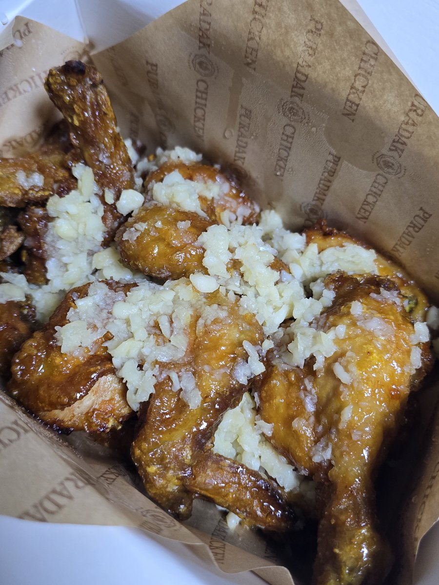 IL0VEREDHAIR's tweet photo. #차차의식사
푸라닭 마마치 먹지마
마늘보쌈 소스 위에 올라간 느낌이고
소스 묽어서 치킨 안그래도 눅눅하넫 더눅눅해짐 아 딴거먹을걸 기분드러워짐 https://t.co/M3hYqAusFN