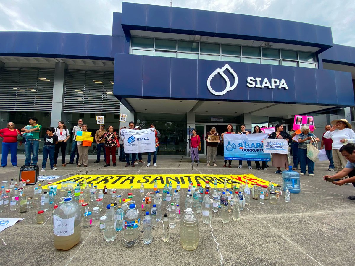 SiapaCorrupto's tweet photo. 📷📷📷 Instantes de la Manifestación “Evaluación ciudadana del director del SIAPA”, la cual reprobó.
Viernes 10 julio, frente a oficinas del SIAPA. https://t.co/IrRpiyH1CI