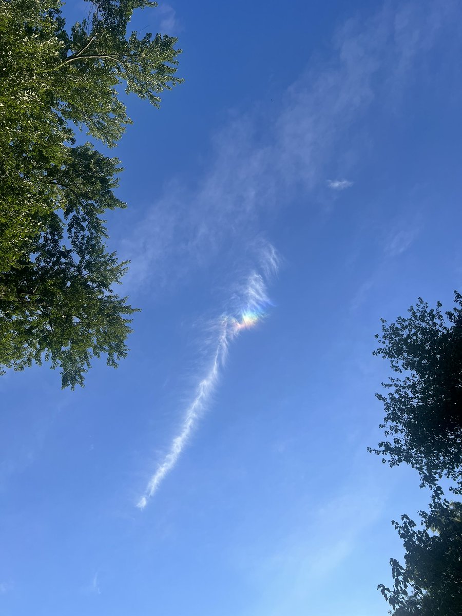 bradgameday's tweet photo. Don’t think I’ve ever seen this before. #rainbowcloud https://t.co/LsFC1WCqTr