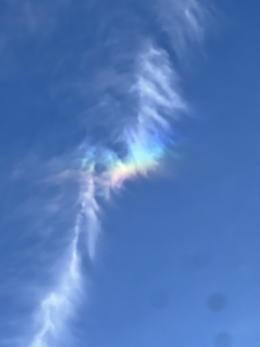 bradgameday's tweet photo. Don’t think I’ve ever seen this before. #rainbowcloud https://t.co/LsFC1WCqTr