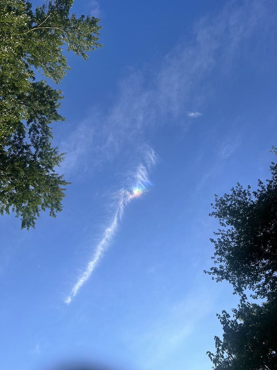 bradgameday's tweet photo. Don’t think I’ve ever seen this before. #rainbowcloud https://t.co/LsFC1WCqTr