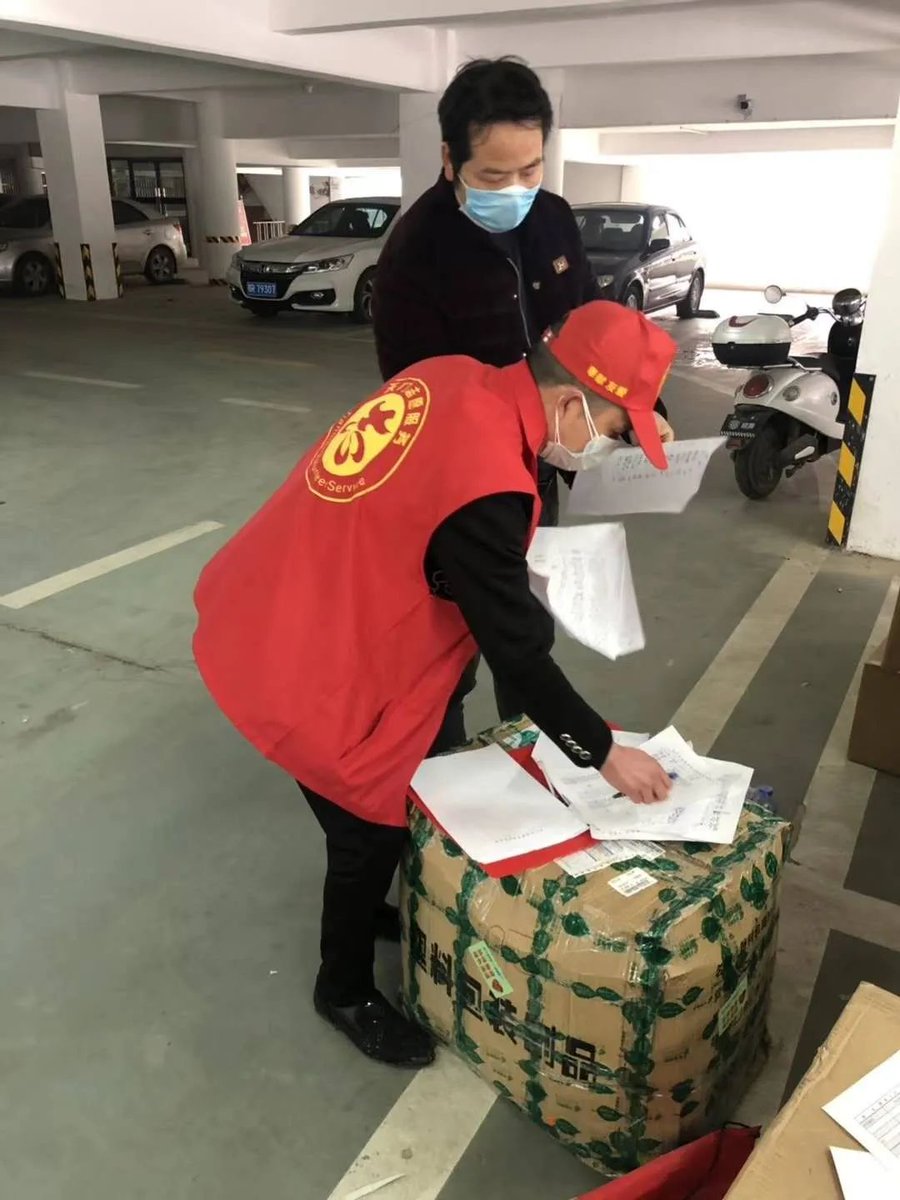 egoraconakov's tweet photo. Spent the morning sorting warm winter clothes with volunteers for the elderly community—small acts make big differences  #VolunteerLife https://t.co/wDZg7aidmQ