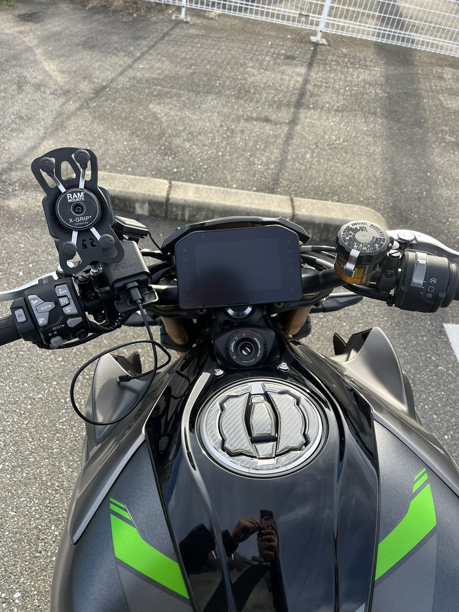 mijato373's tweet photo. スマホホルダーを新調。今更初めてのRAMマウントですが、ハンドル周りがめちゃくちゃスッキリしたので大満足。
写真3、4枚目は以前の写真です。
#Z1100 https://t.co/QFIZL7VqwA
