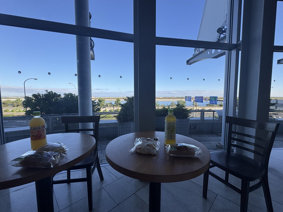 gonghodada's tweet photo. Day1
空港に着いたあと、コンビニで買ったパンと麦茶で朝食。海の景色を見ながら食べる焼きそばパンは最高で、朝から大満足！ https://t.co/iInmUEfCq6