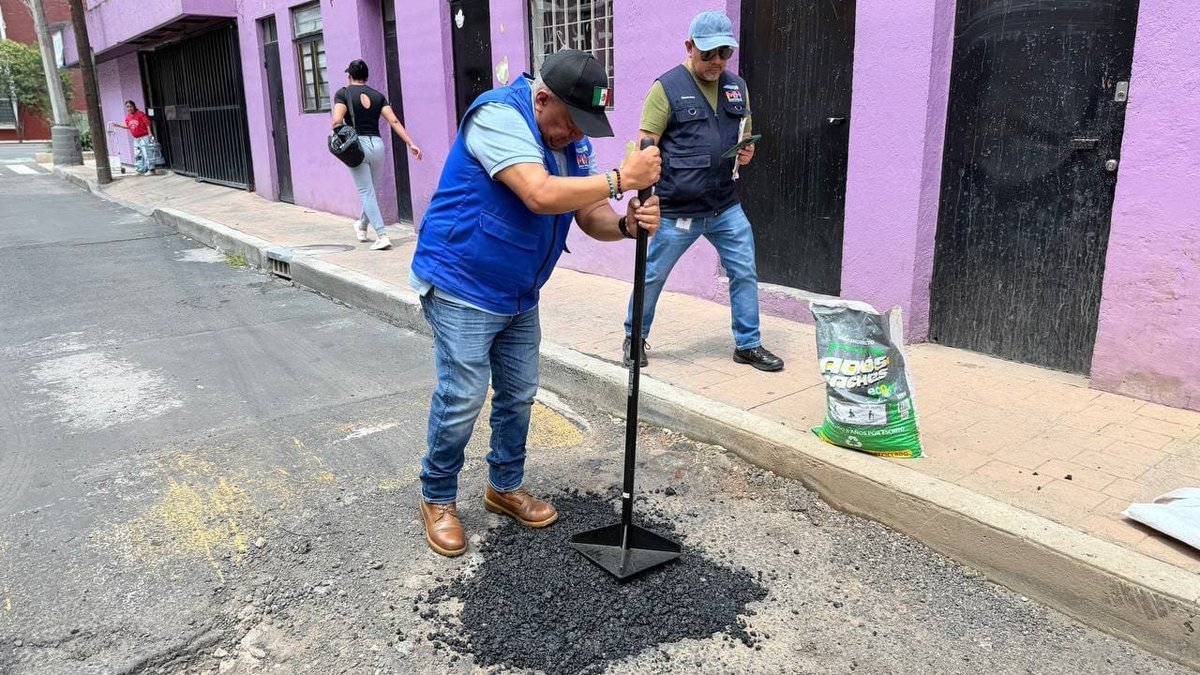 cesar_m_garrido's tweet photo. 🛣️ ¡Seguimos avanzando con #AntiBachesMH!

Continuamos recorriendo las calles de Miguel Hidalgo para atender los baches y mejorar las vialidades de nuestra alcaldía.

Porque una mejor movilidad también se construye con calles en buen estado, seguimos trabajando todos los días para beneficio de las familias y de quienes transitan por la demarcación.

#AlcaldíaMiguelHidalgo